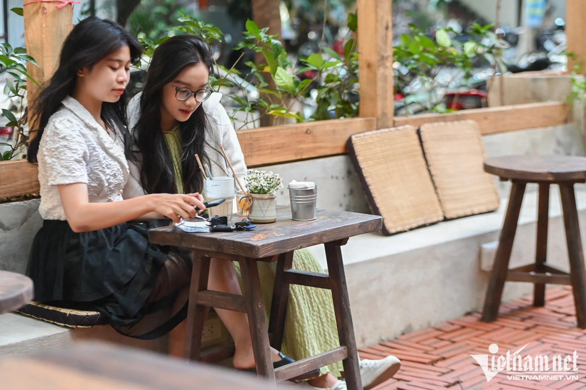 Thưởng Thức Cà Phê Và Nghệ Thuật Tại Không Gian Mở