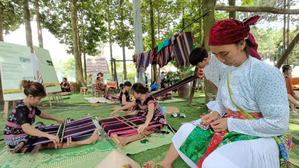 Tương tác và trải nghiệm văn hóa địa phương