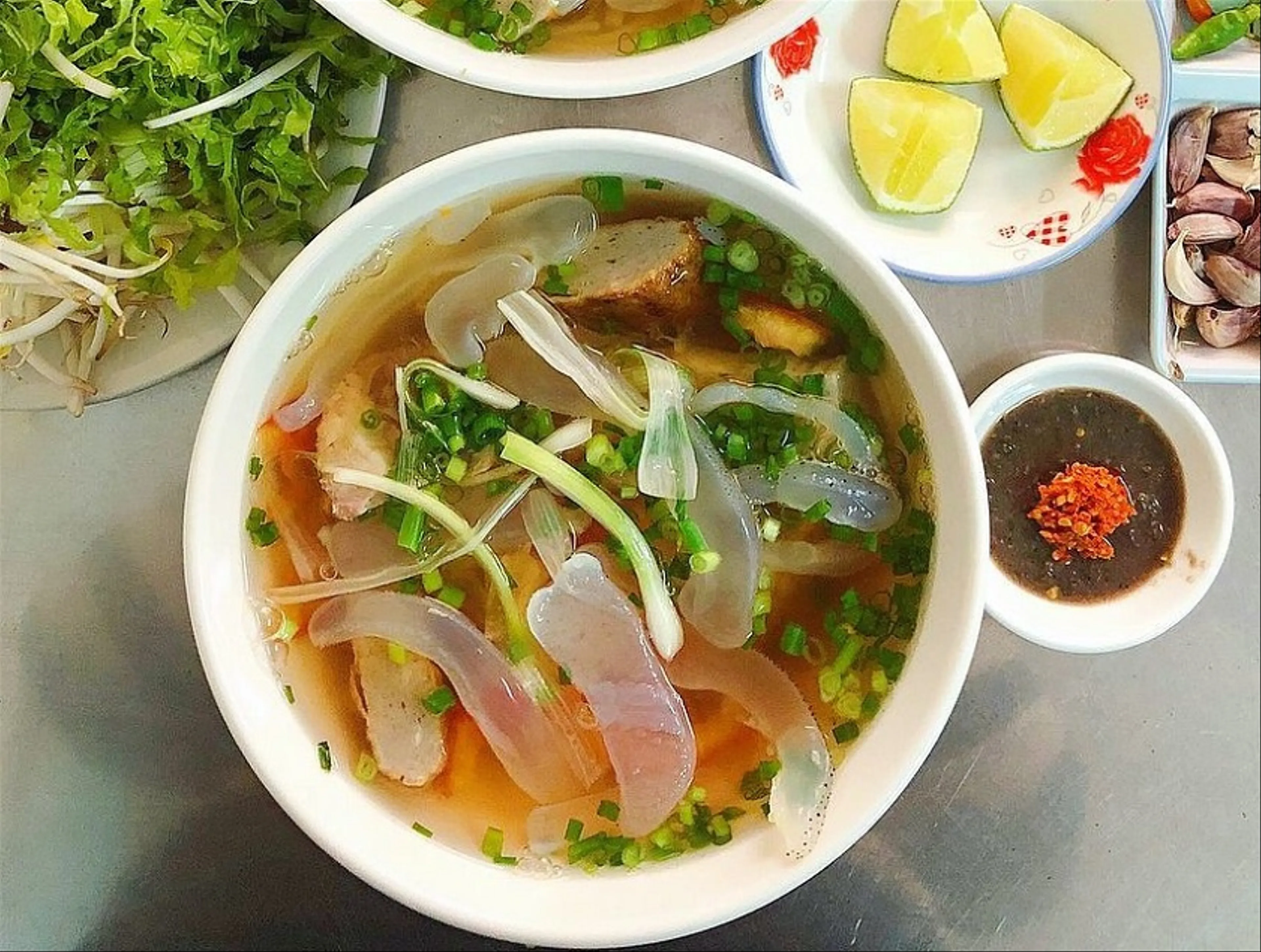 Khám Phá Ẩm Thực Đường Phố Nha Trang: Từ Bánh Canh Chả Cá Đến Bún Cá Sứa