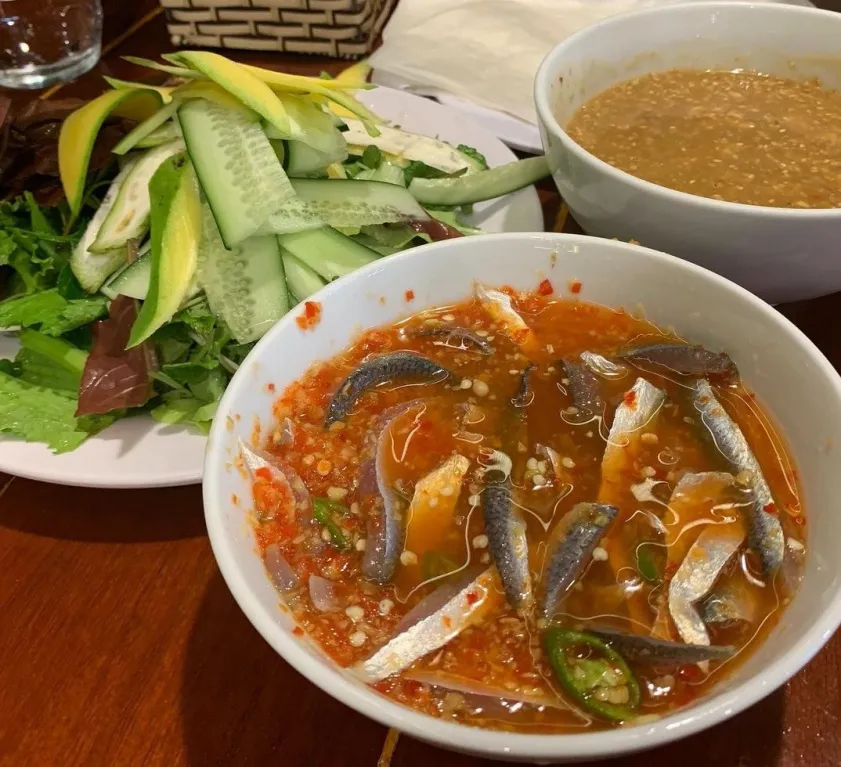 Thưởng thức gỏi cá Nam Ô đặc sản