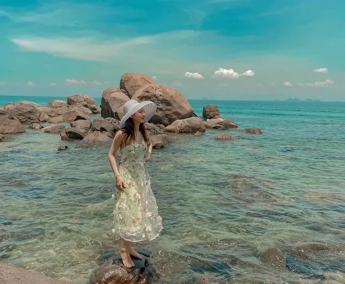 Bãi Đá Đen – Bãi tắm đẹp nổi tiếng, hoang sơ tại Đà Nẵng