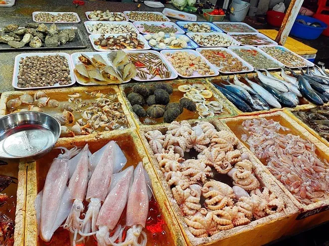 Thưởng Thức Hải Sản Tươi Ngon Tại Chợ Cá