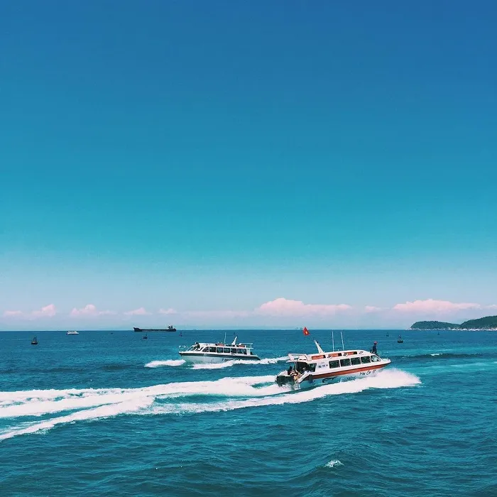 Di chuyển bằng cano là lựa chọn của nhiều người