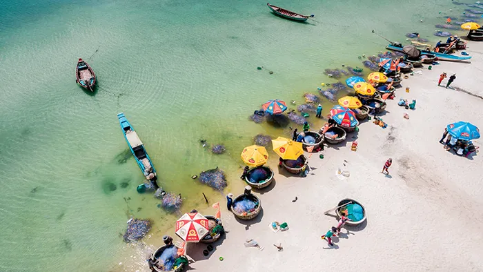 Thuyền đỗ tại bãi biển Cửa Cạn