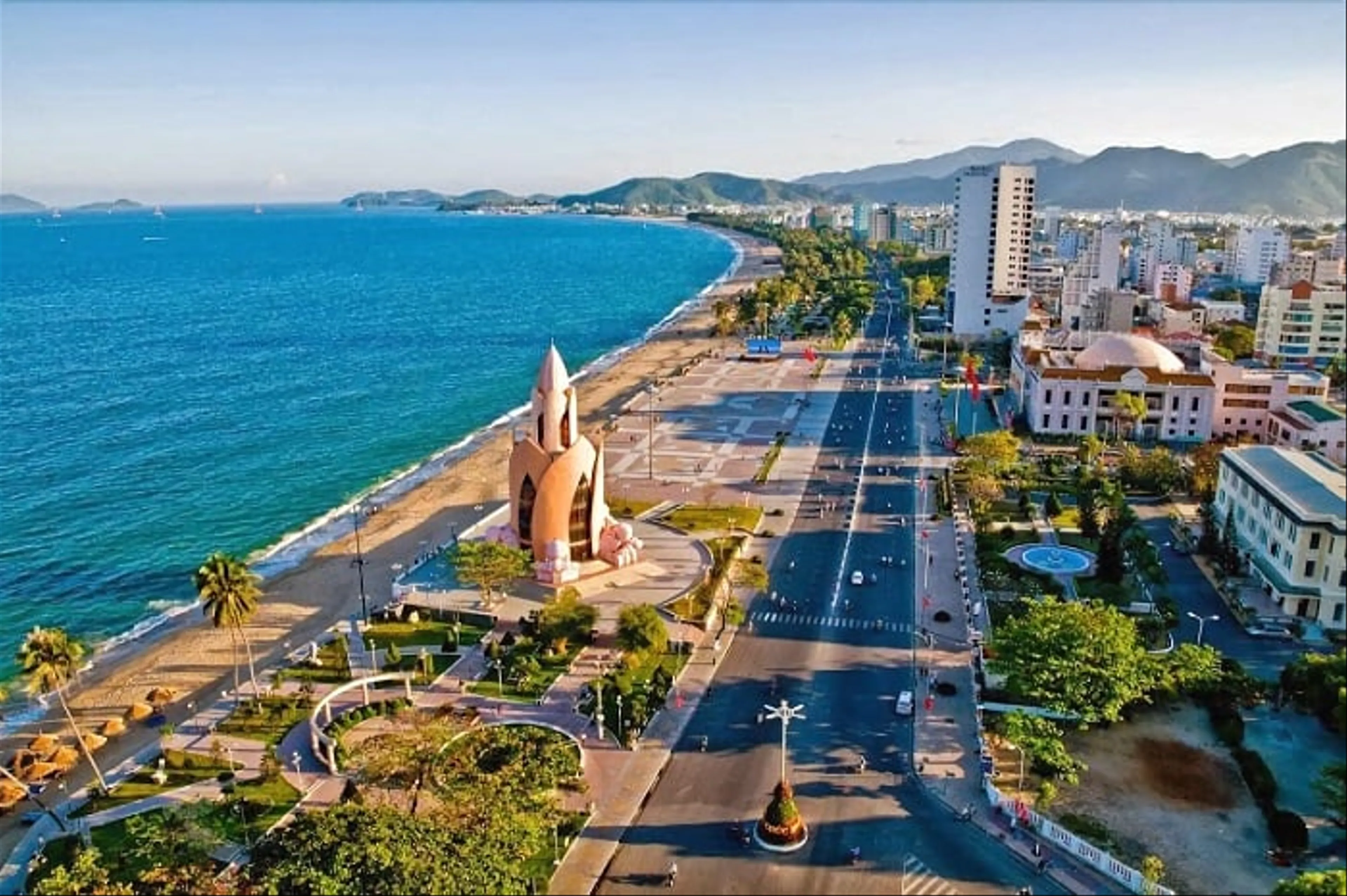 Dạo Bước Trên Con Đường Biển Trần Phú: Trải Nghiệm Nha Trang Khác Biệt