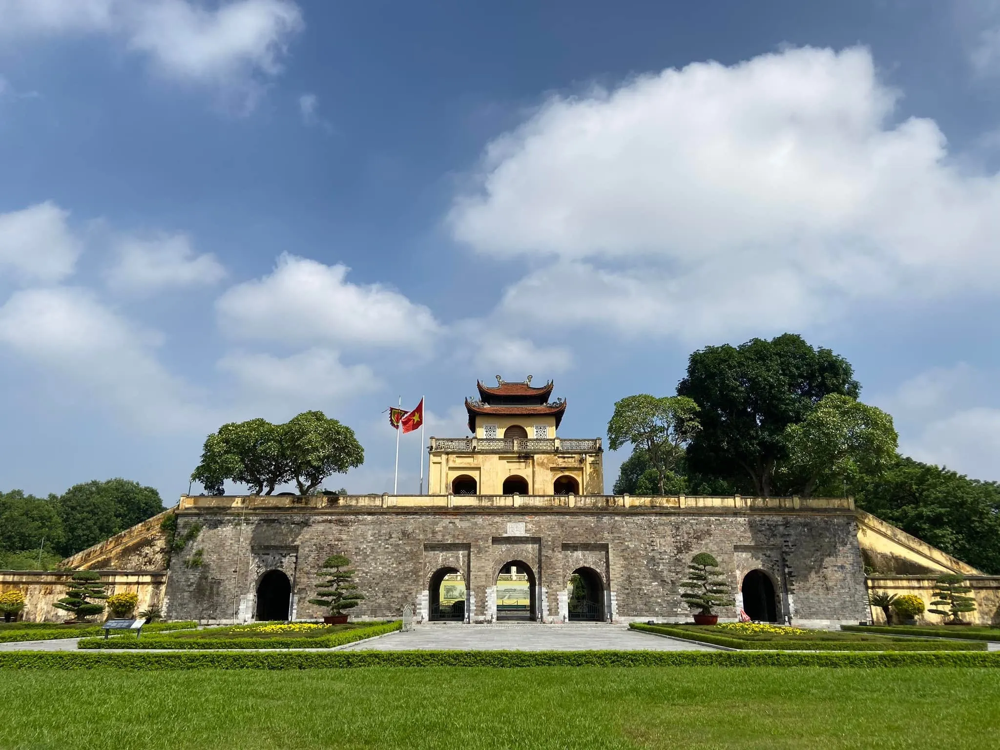 Thăm quan Hoàng thành Thăng Long