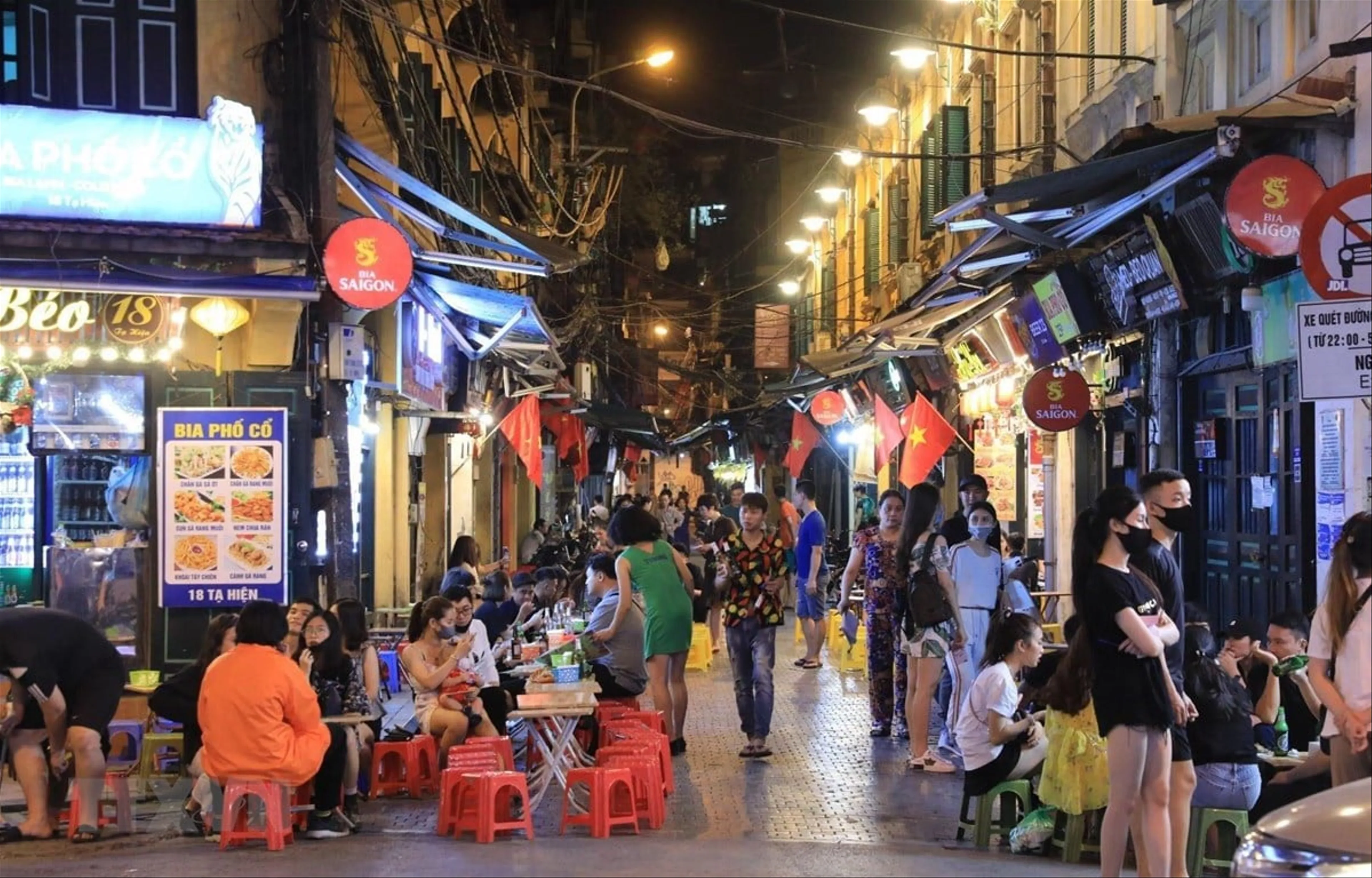 Khám Phá Ẩm Thực Đường Phố Đầy Mê Hoặc Tại Phố Cổ Hà Nội