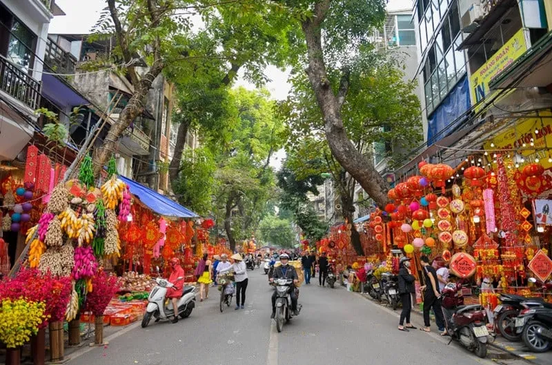 Phố Hàng Mã: Sắc Màu Lễ Hội Và Tín Ngưỡng