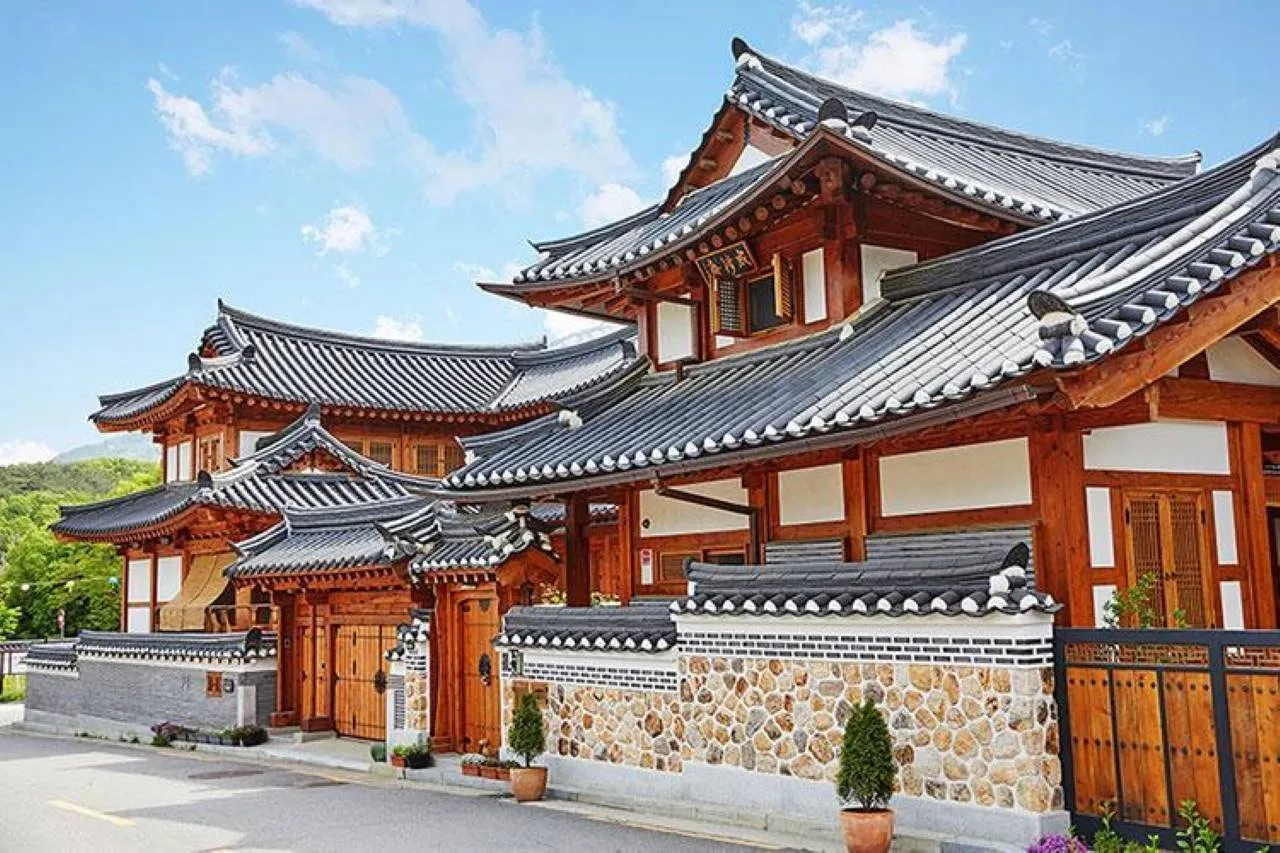 The Architectural Marvels: Traditional Hanoks and Their Significance