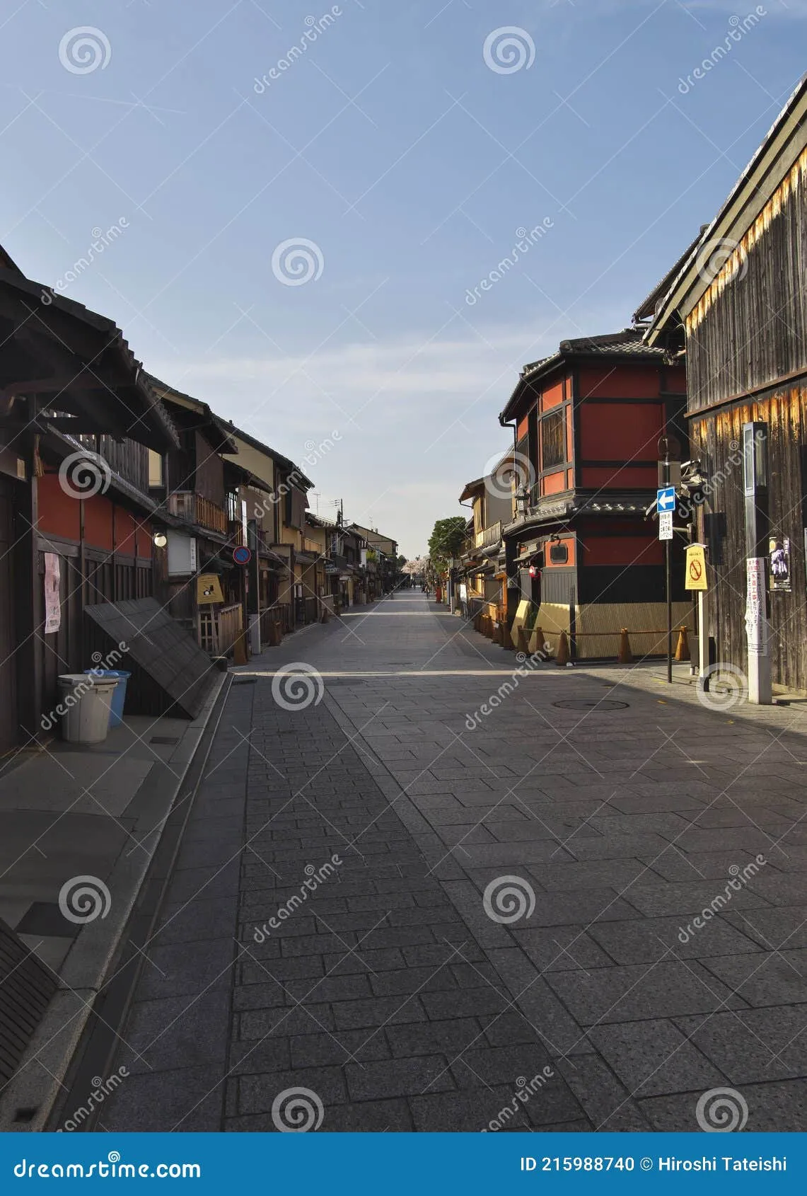 Morning Stroll Through Hanamikoji Street
