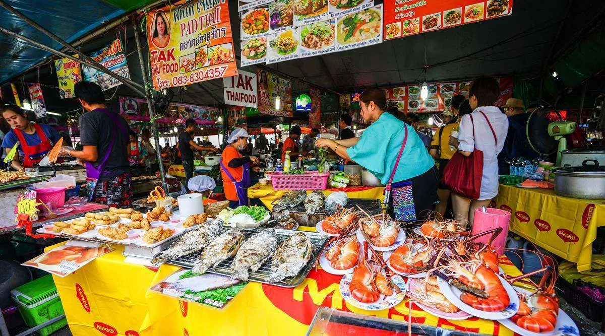 Thưởng Thức Ẩm Thực Đêm Tại Khao San