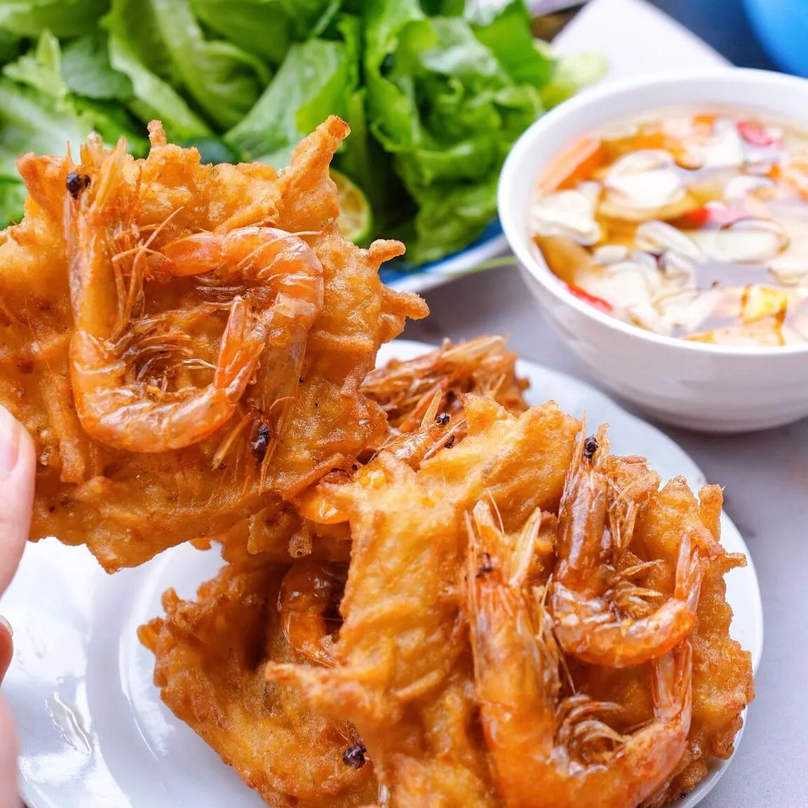 Đặc Điểm Nổi Bật Của Bánh Tôm Hồ Tây