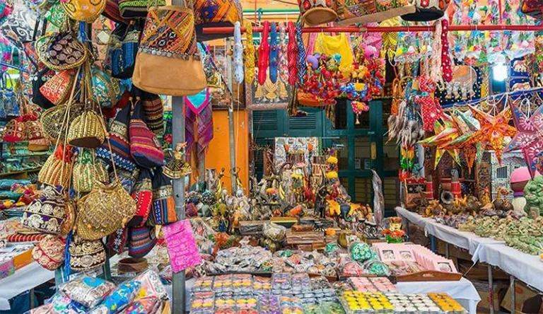 Mua Sắm Và Quà Lưu Niệm Tại Chợ Đêm