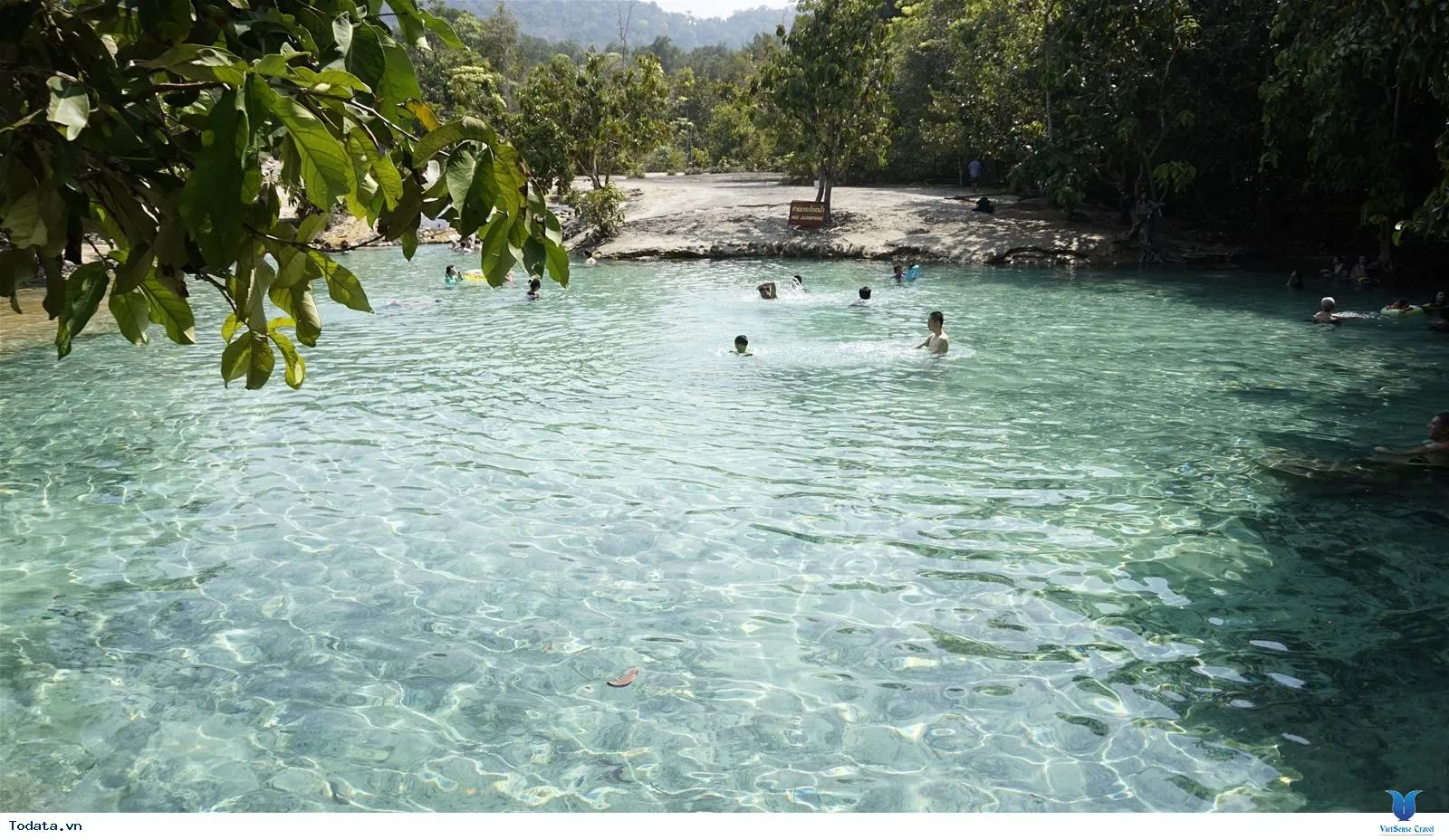 Thả mình trong hồ nước ở Khlong Thom của Thái Lan