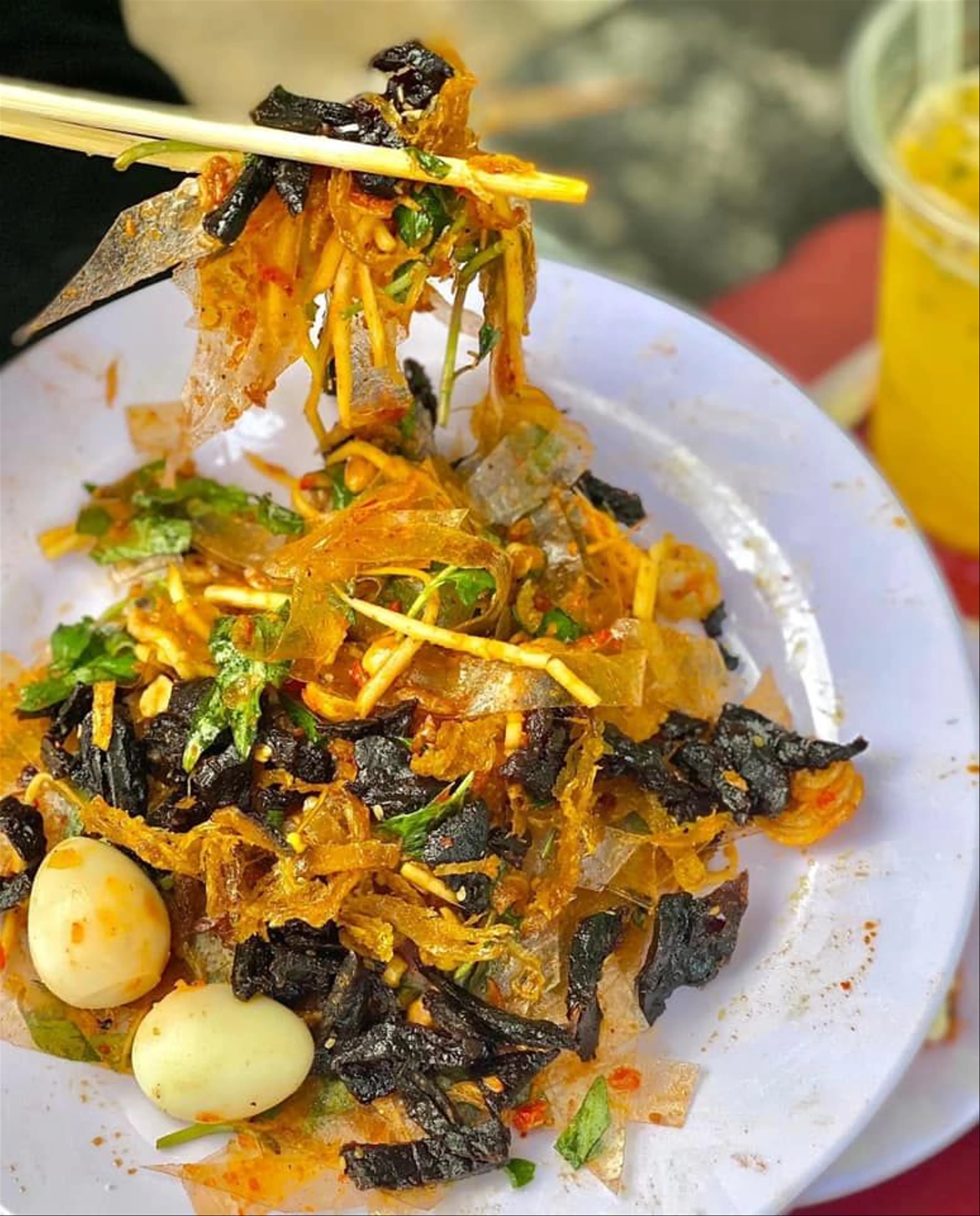Khám phá hương vị độc đáo của bánh tráng trộn Sài Gòn tại chợ Hồ Thị Kỷ