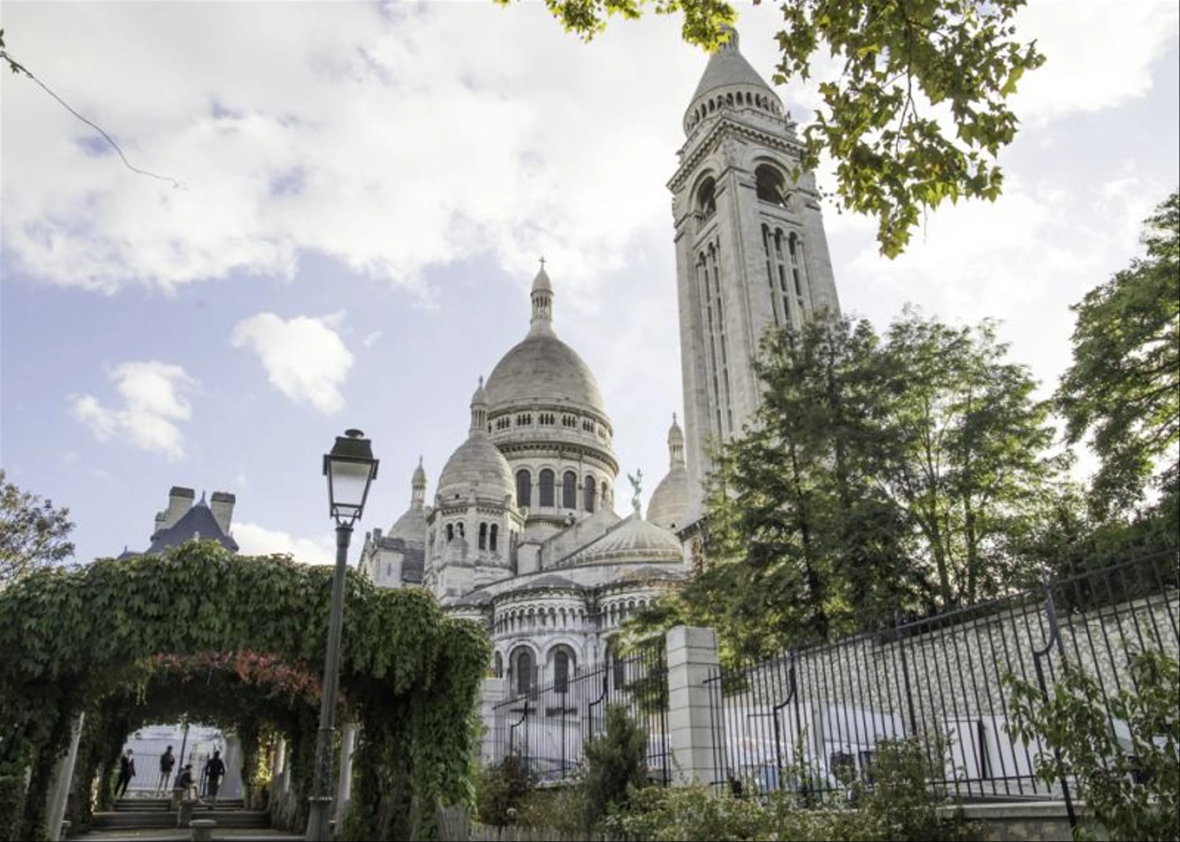 10 Địa Điểm Không Thể Bỏ Lỡ Tại Khu Phố Montmartre, Paris