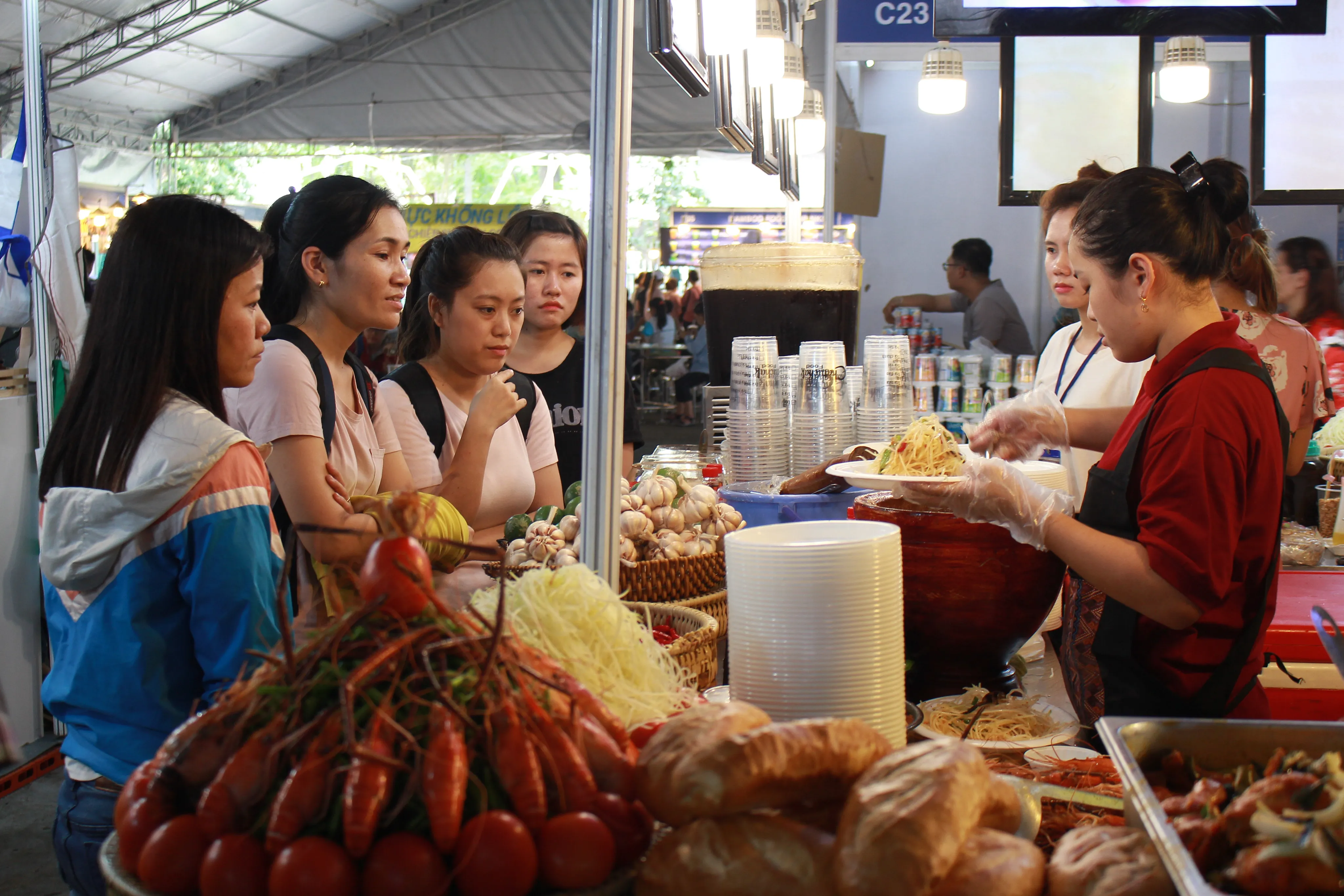 Gian hàng ẩm thực nổi bật tại chợ