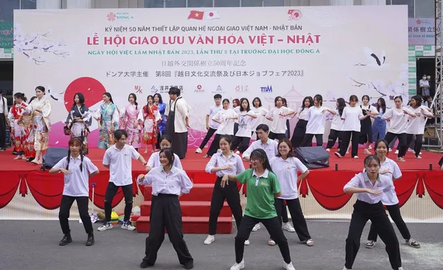 Đắm Mình Trong Hoạt Động Văn Hóa Độc Đáo