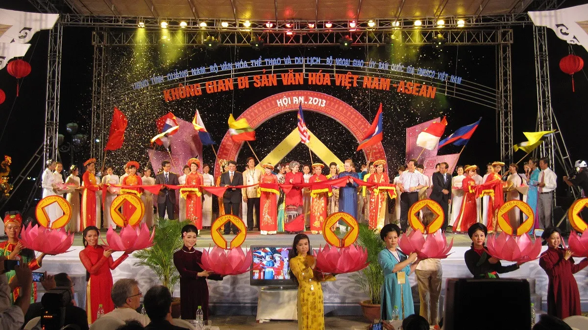 Giao lưu văn hóa cùng người dân địa phương