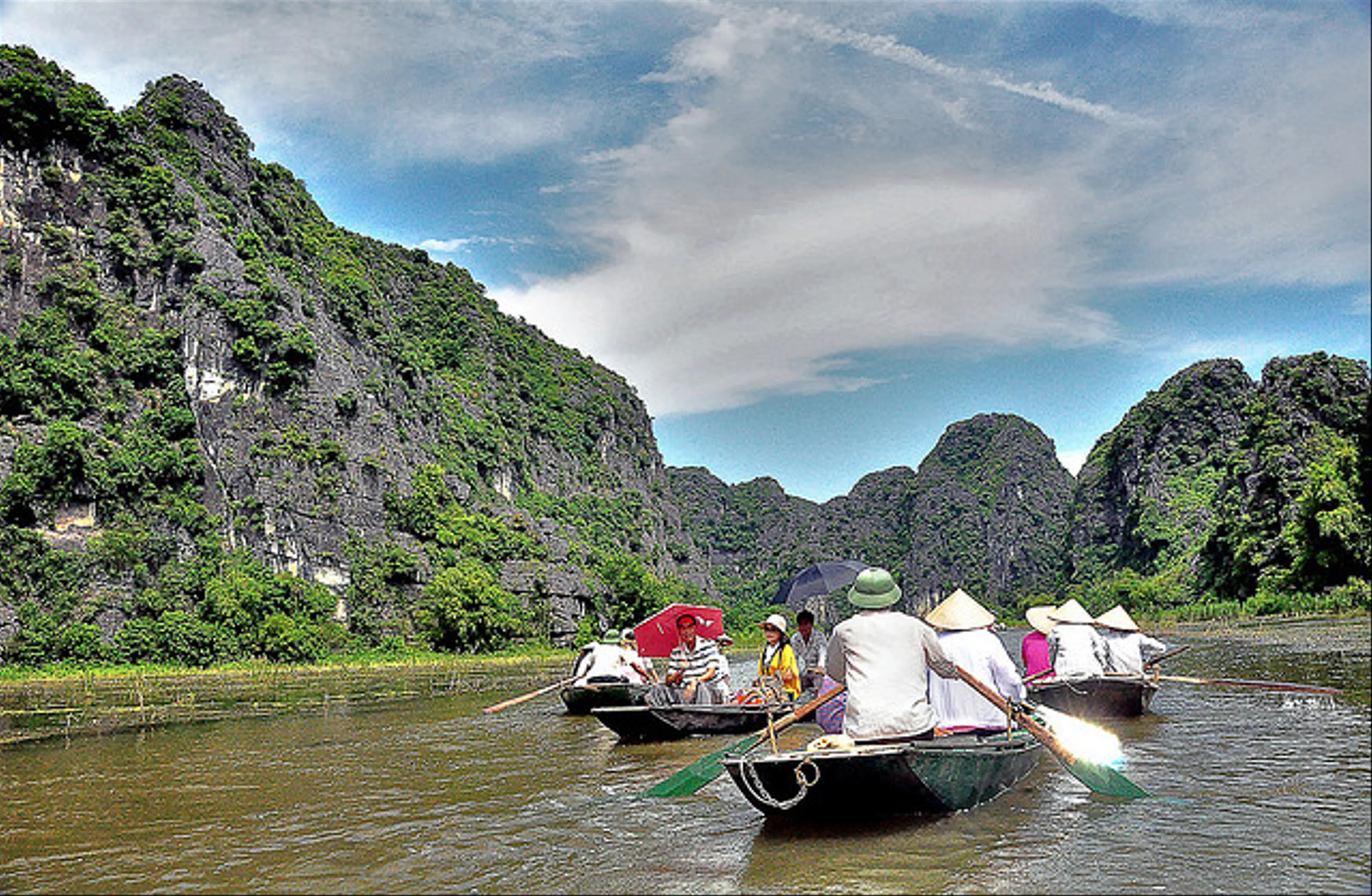 Trải Nghiệm Thuyền Trên Sông Ngô Đồng: Tam Cốc Huyền Bí Ở Ninh Bình