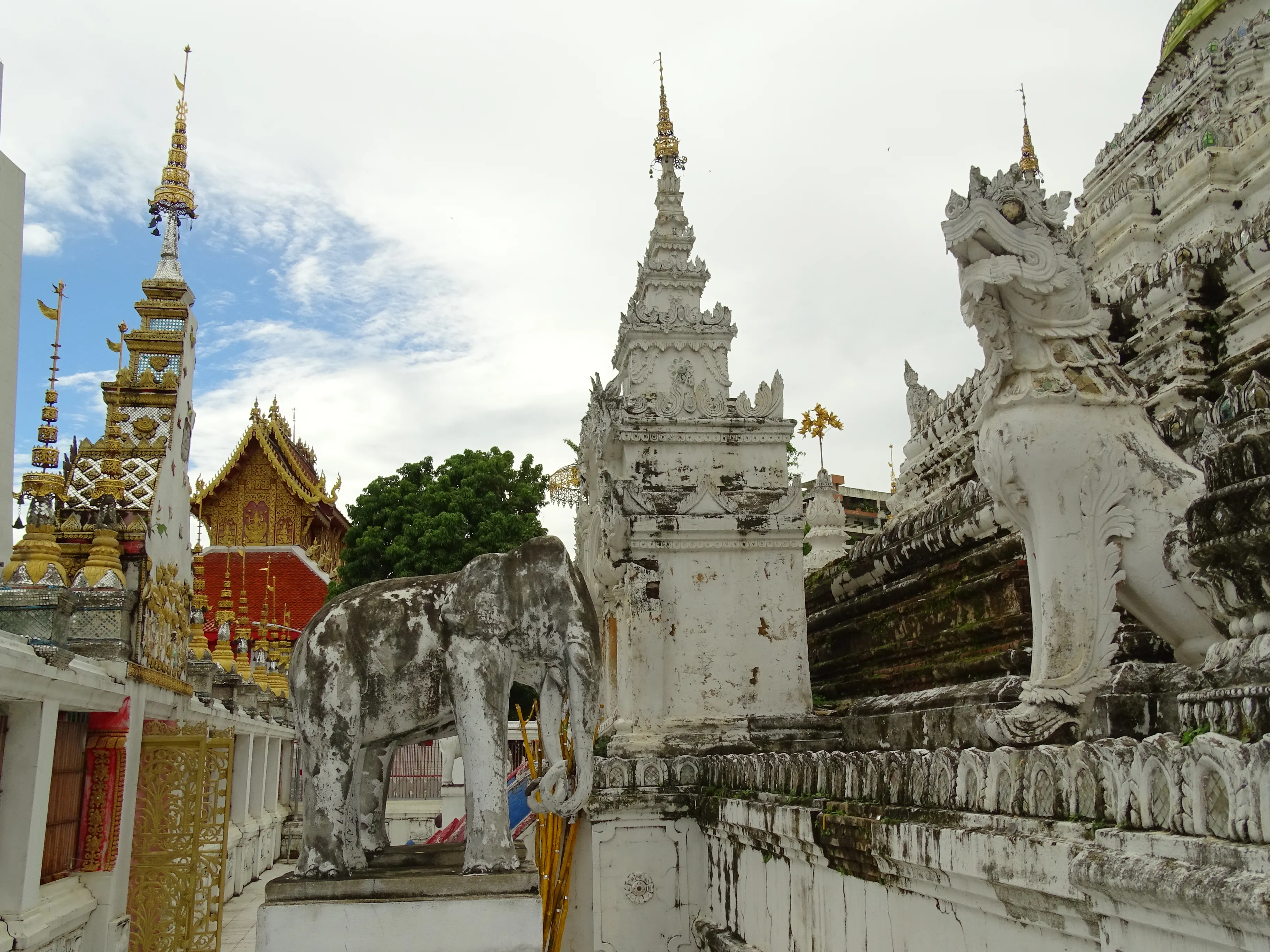 Wat Saen Fang - Wikipedia