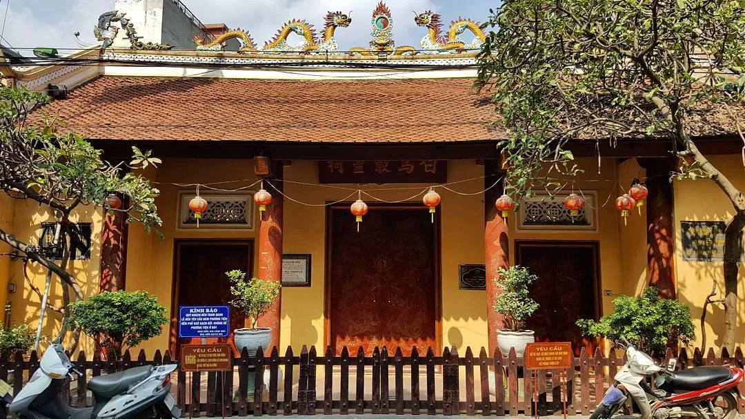 Thăm quan đền Bạch Mã cổ kính