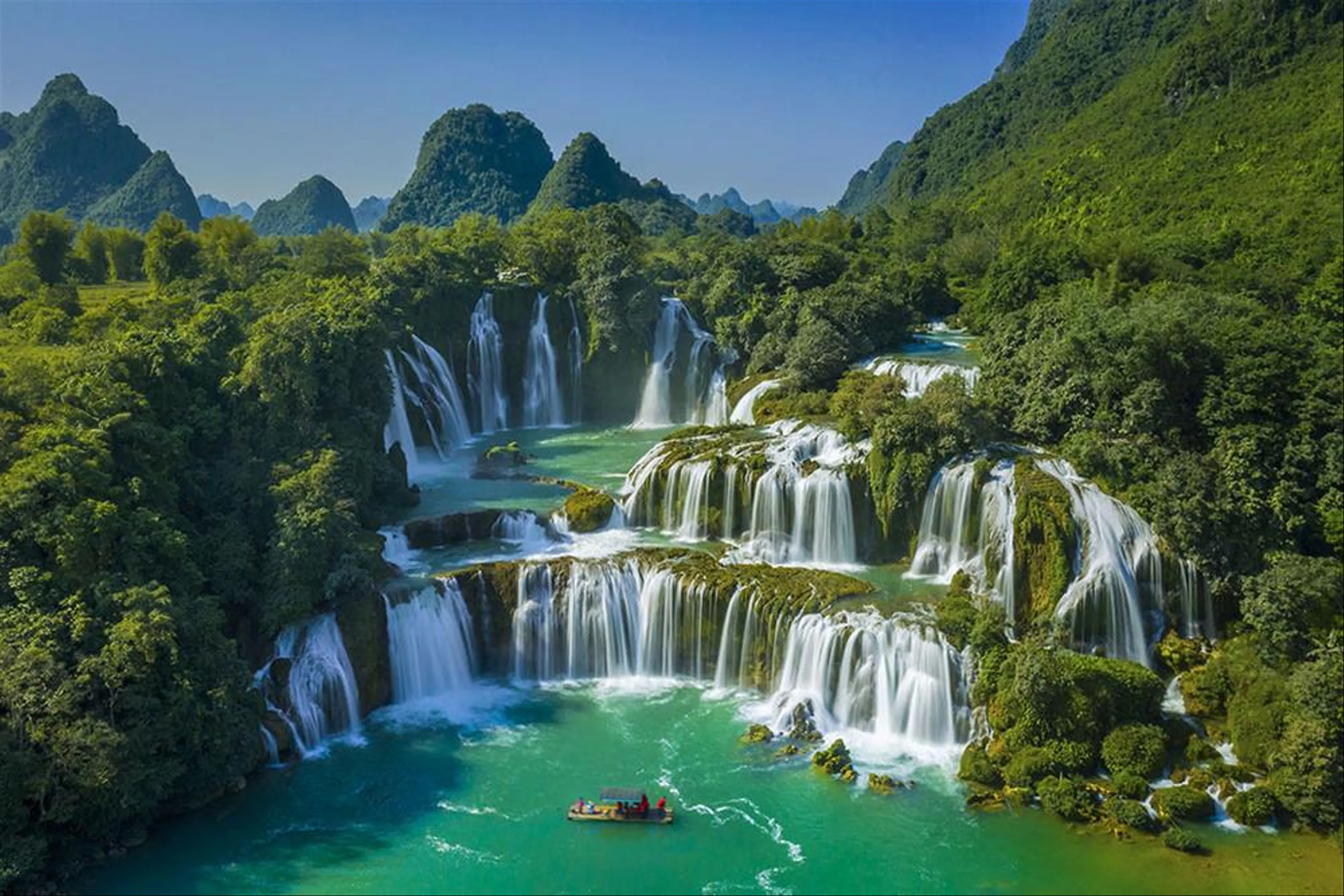 Khám phá vẻ đẹp thiên nhiên kỳ vĩ của Việt Nam
