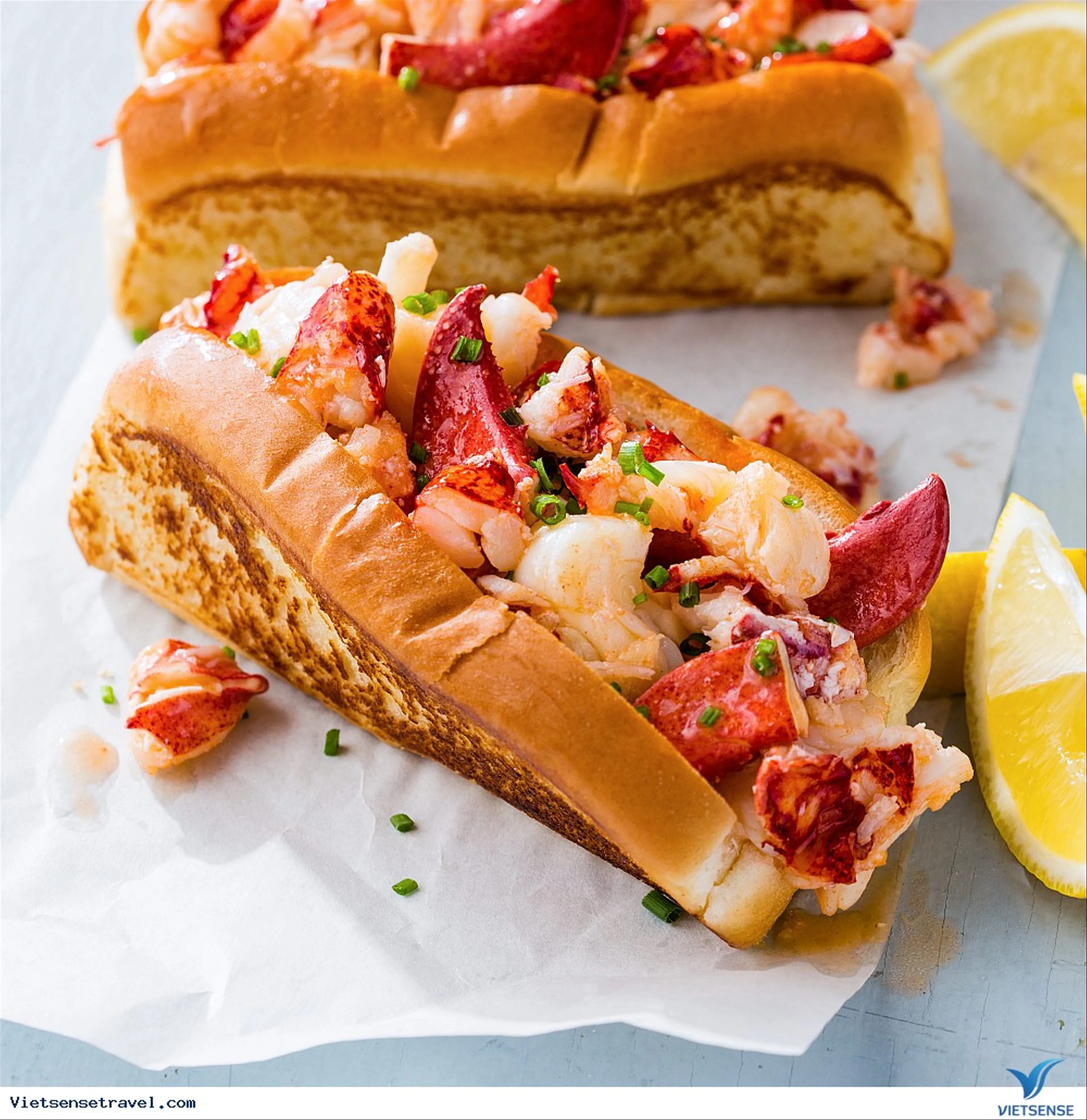 Thưởng Thức Món Lobster Roll Trứ Danh Ở Maine: Hương Vị Của Đại Tây Dương