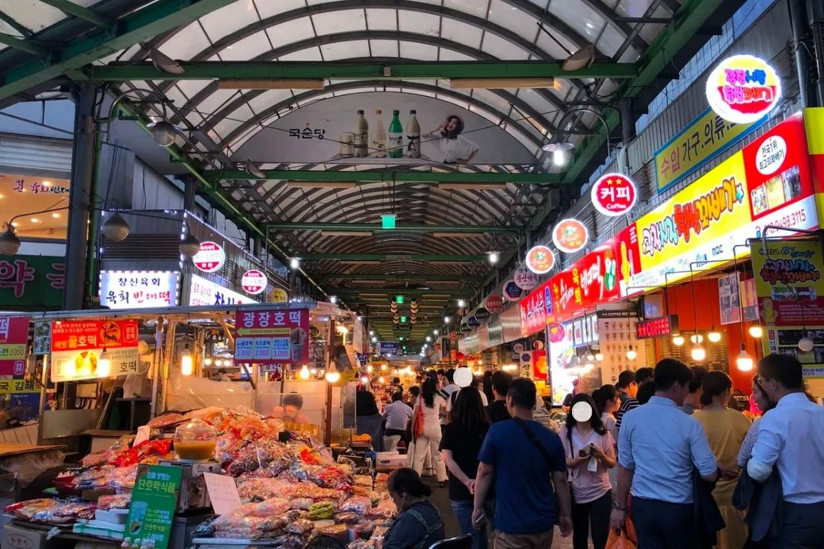 Chợ Myeongdong: Thiên đường mua sắm và ẩm thực