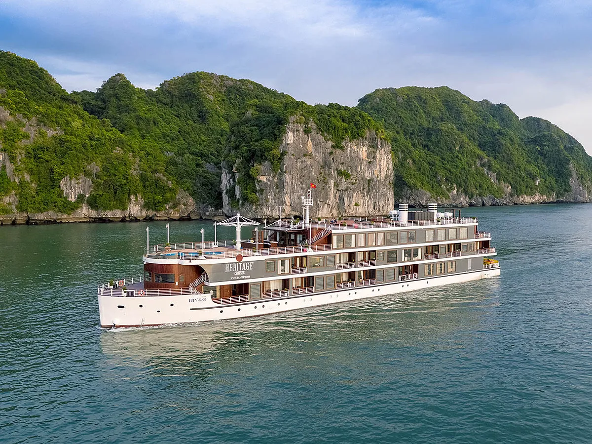 Giám sát tàu du lịch