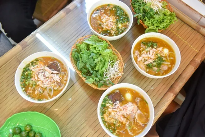 Quán bánh canh 'siêu đông' ở Hà Nội