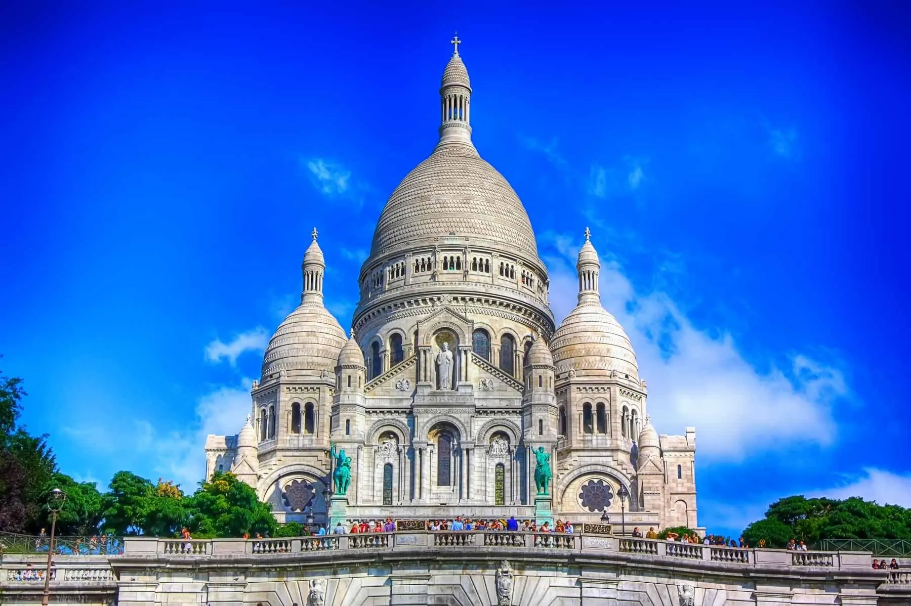 Basilique du Sacré-Cœur: Biểu Tượng Thiêng Liêng