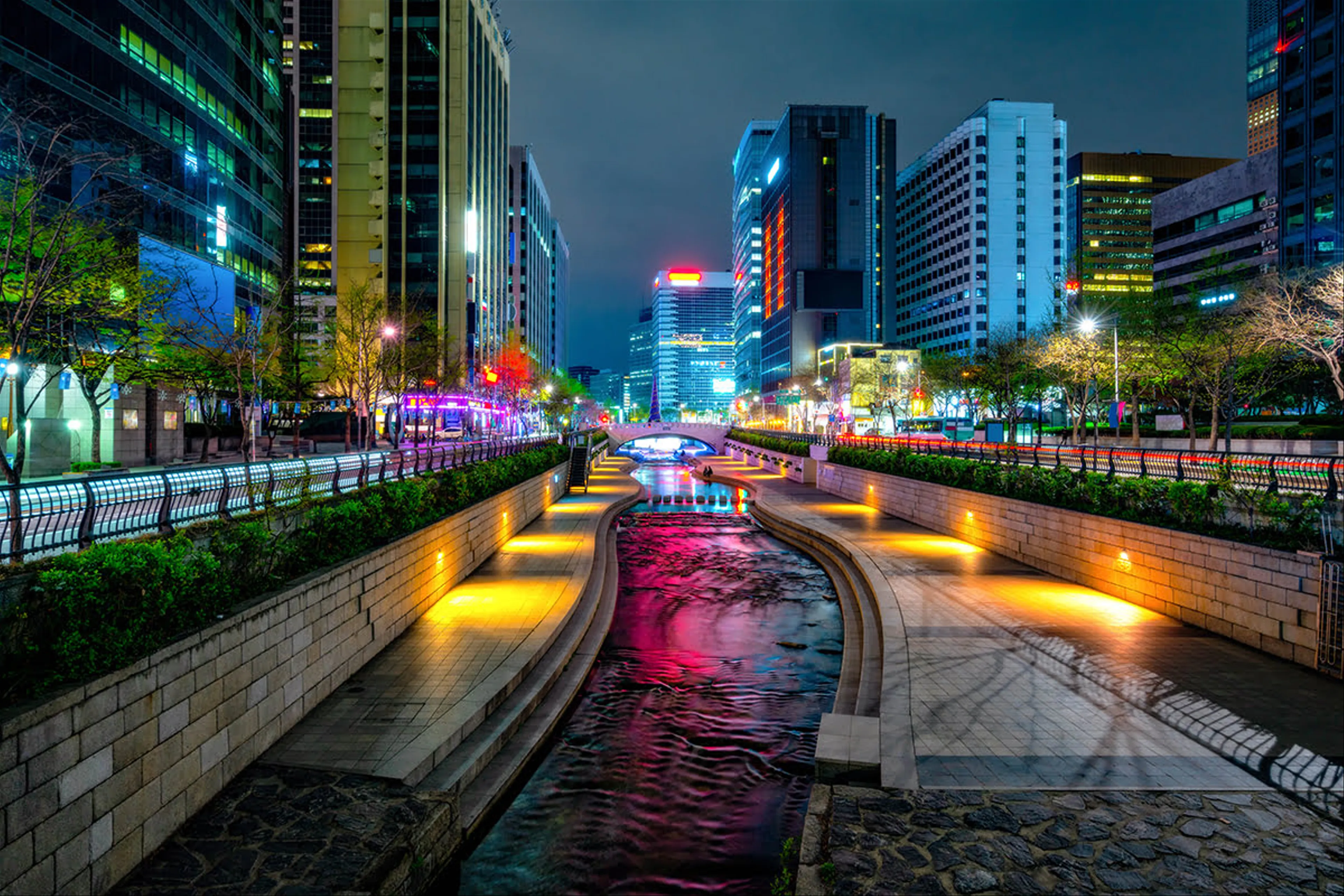 Seoul Into the Night: Khám Phá Cuộc Sống Về Đêm tại Itaewon