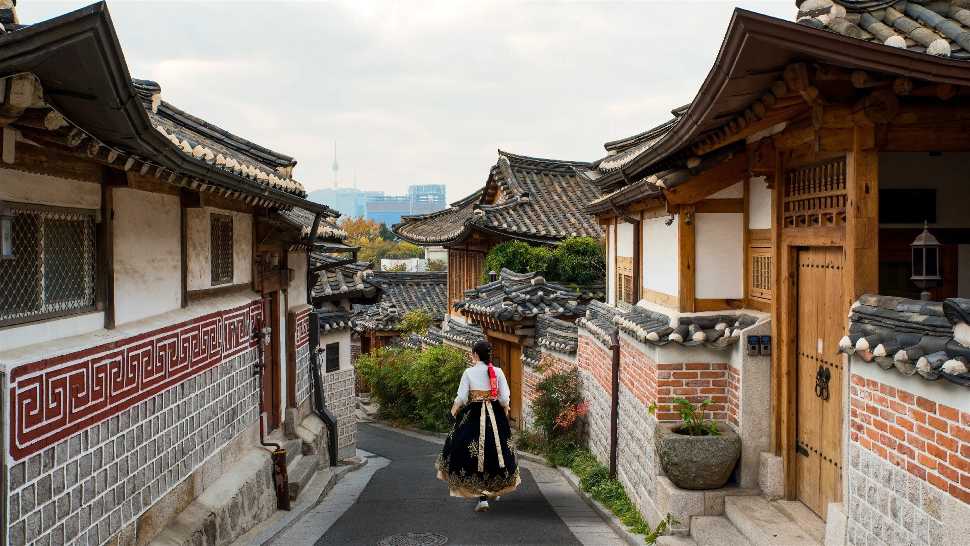 Discovering the Artistic Charm of Insadong: A Cultural Walk Through Seoul's Traditional Heart