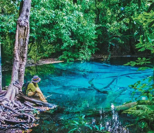 Đắm mình nơi hồ nước thần tiên ở Khlong Thom - ChuduInfo