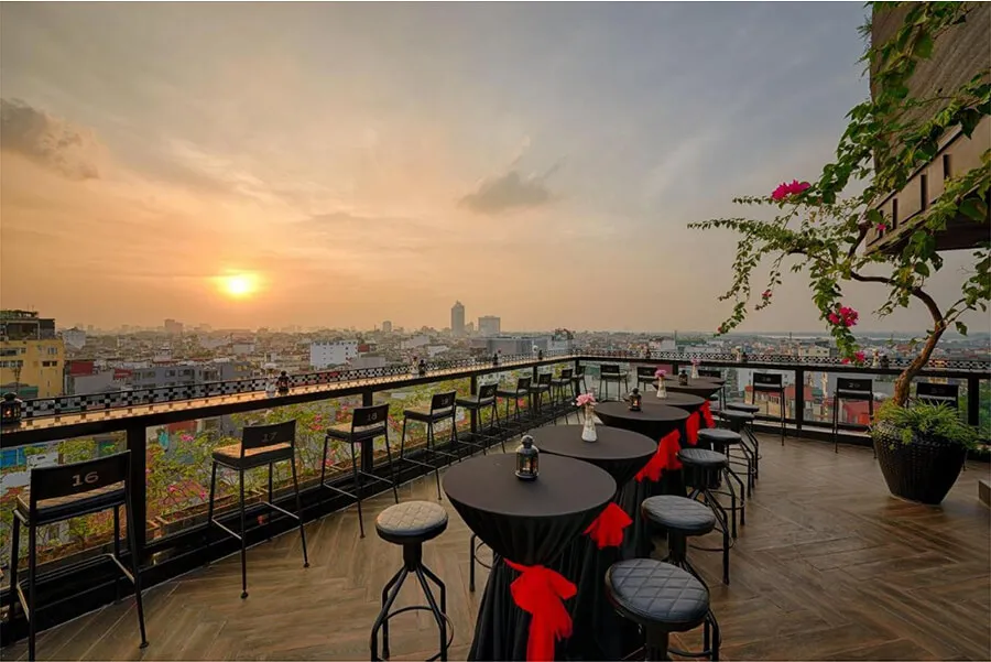 Thưởng Thức Cà Phê Ngoài Trời