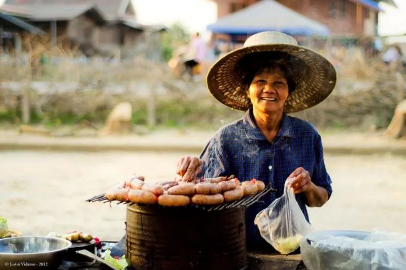 Người dân địa phương và du khách tại chợ