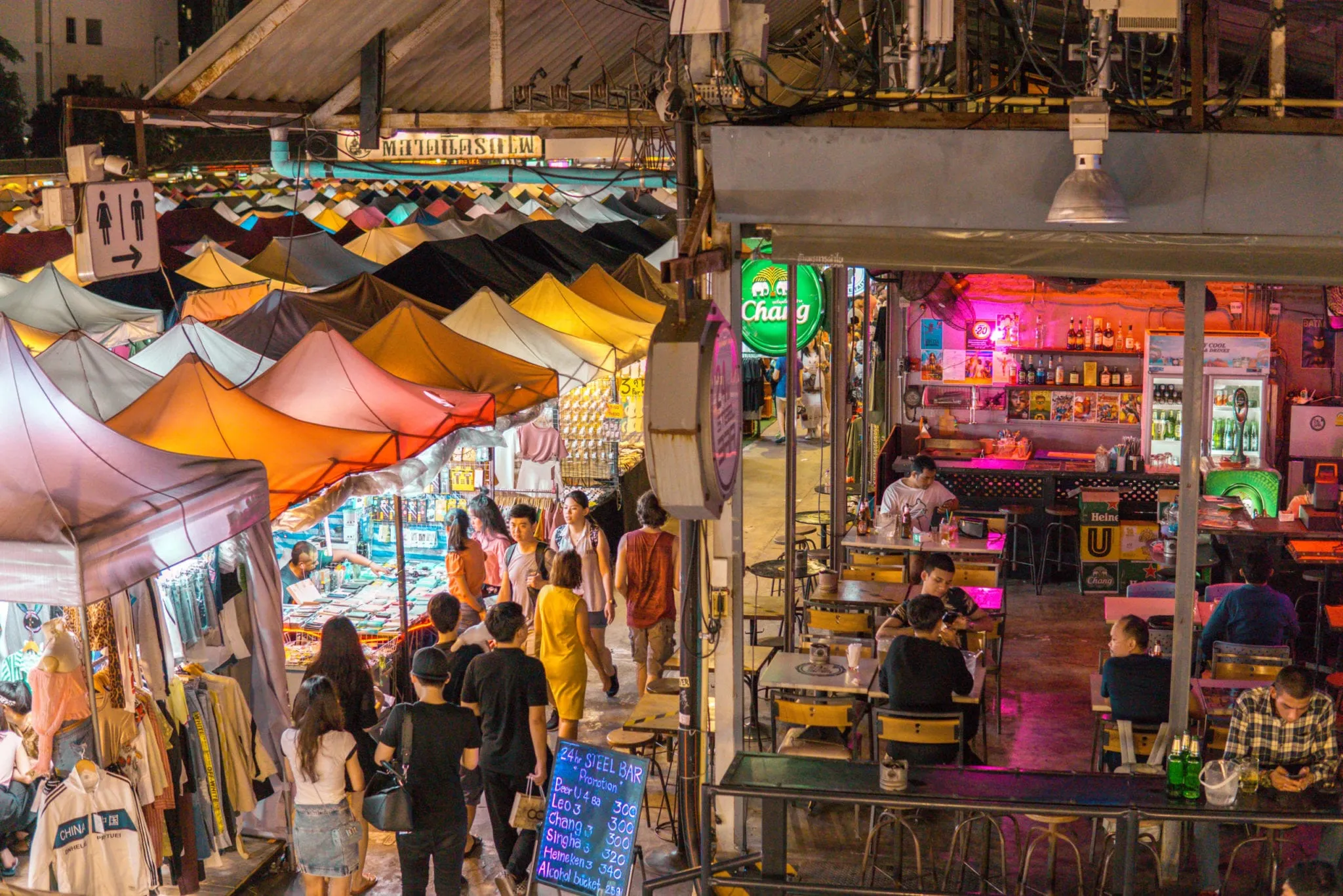 Rot Fai Market Ratchada: Vintage Vibes and Delicious Bites