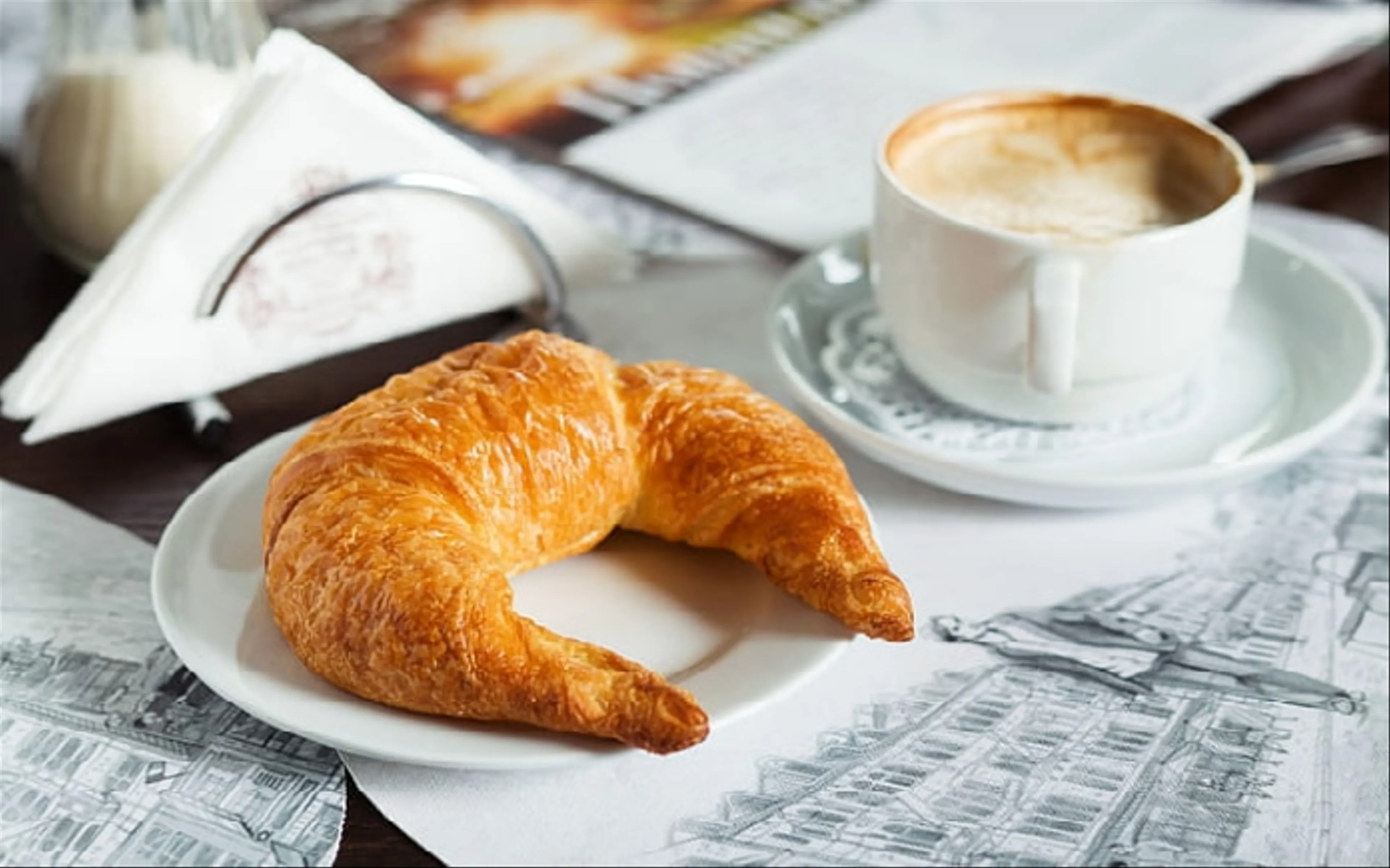 Thưởng Thức Món Bánh Croissant Đậm Đà Tại Các Quán Cà Phê Paris