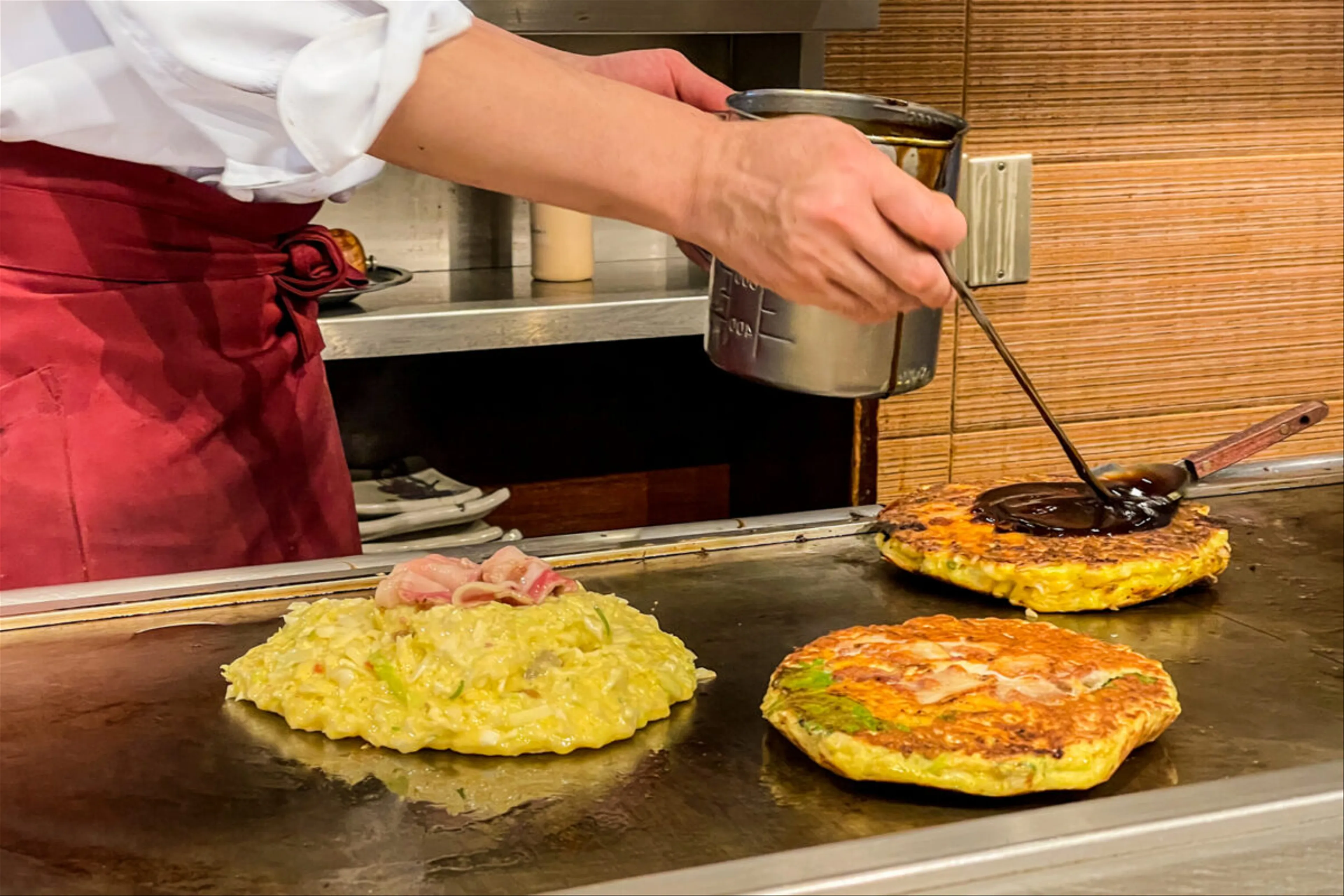 Thưởng thức Món Okonomiyaki Đậm Đà tại Phố Dotonbori, Osaka