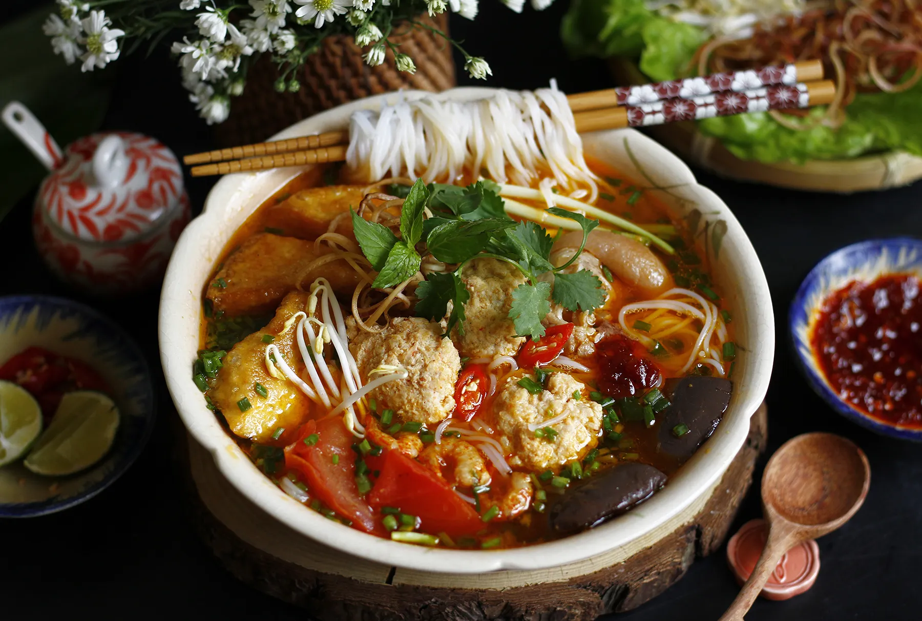 Cách thưởng thức bún riêu cua đúng điệu