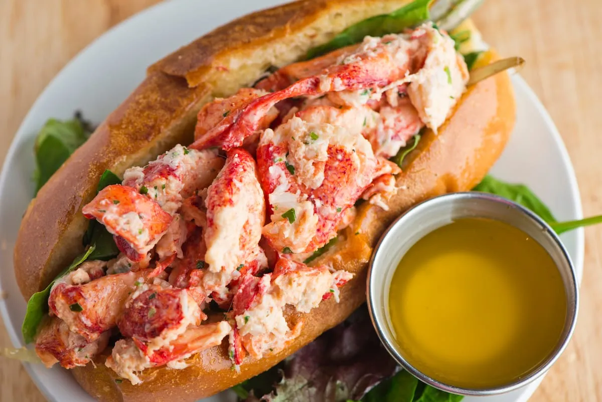 Những nhà hàng nổi tiếng phục vụ lobster roll ở Maine