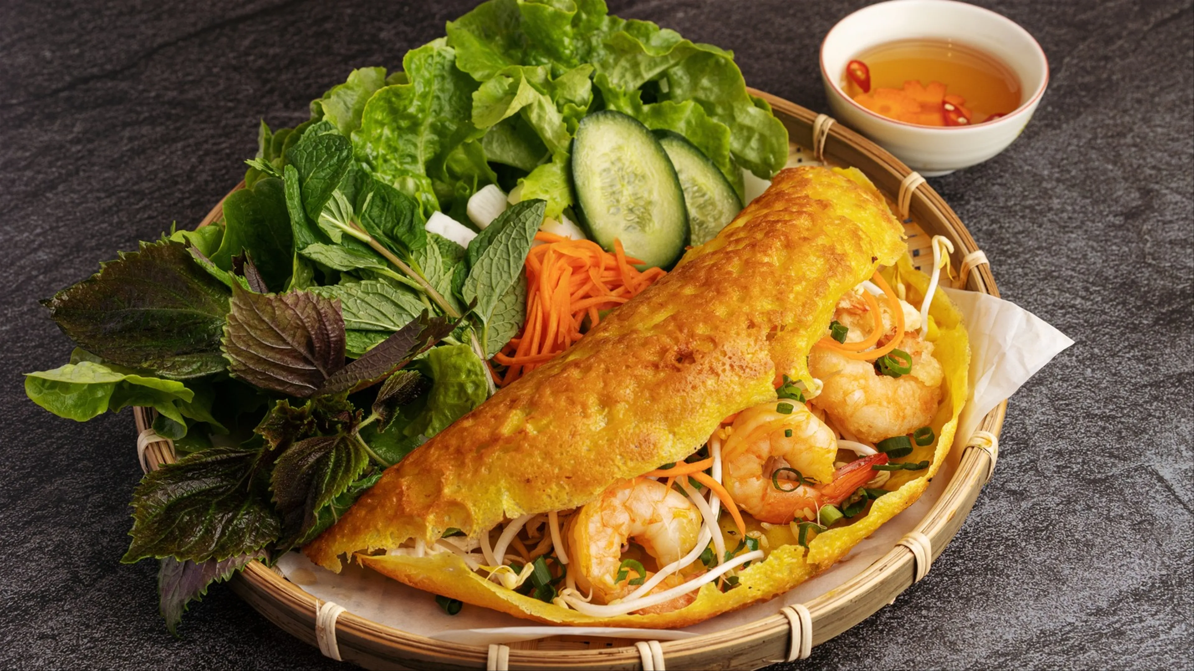 Thưởng Thức Hương Vị Bánh Xèo Đặc Trưng Tại Khu Chợ Bến Thành