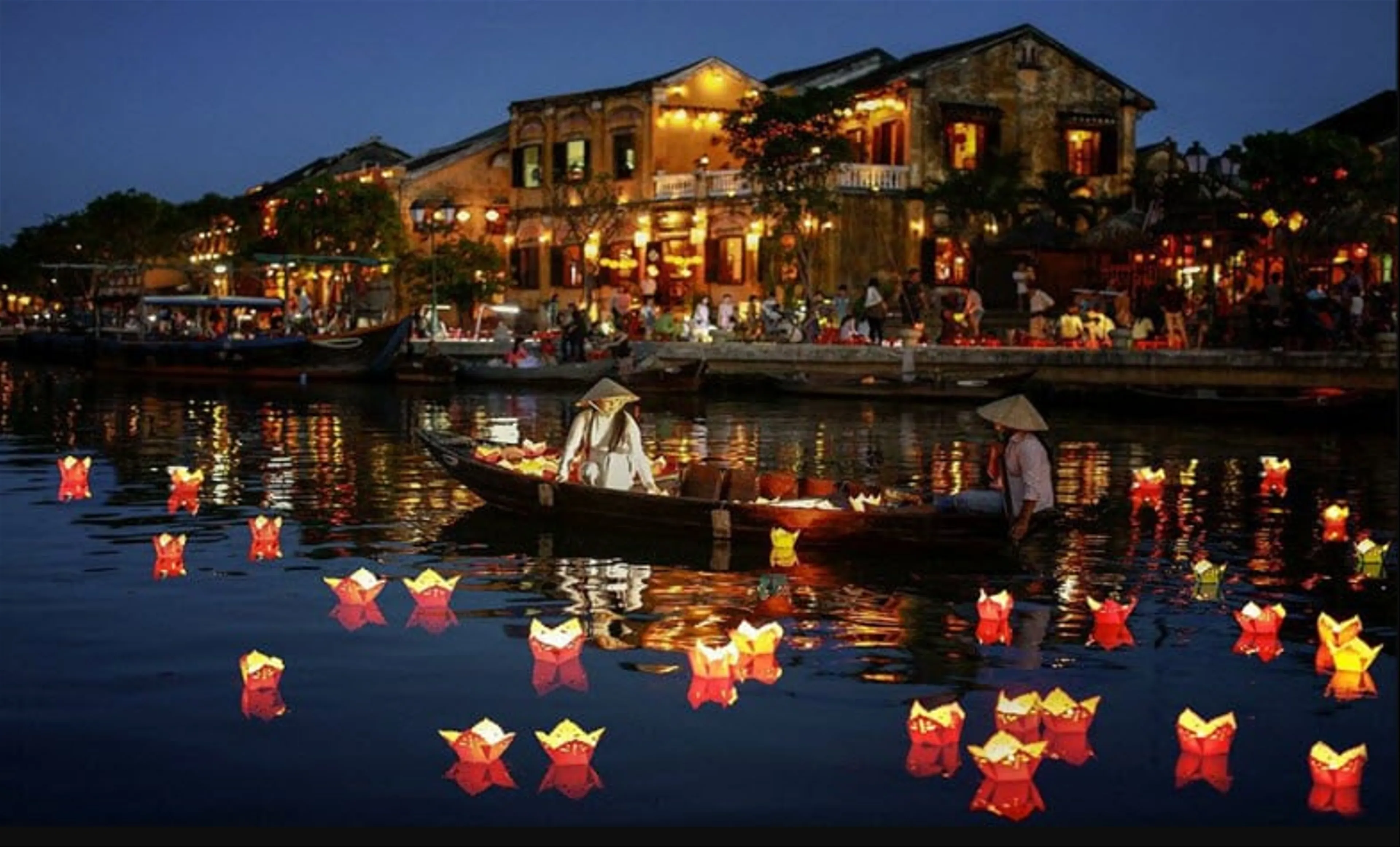 The Enchanting Lanterns of Hoi An: A Nighttime Stroll through Vietnam's Ancient Town