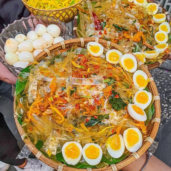 Cảm nhận hương vị đặc biệt của bánh tráng trộn