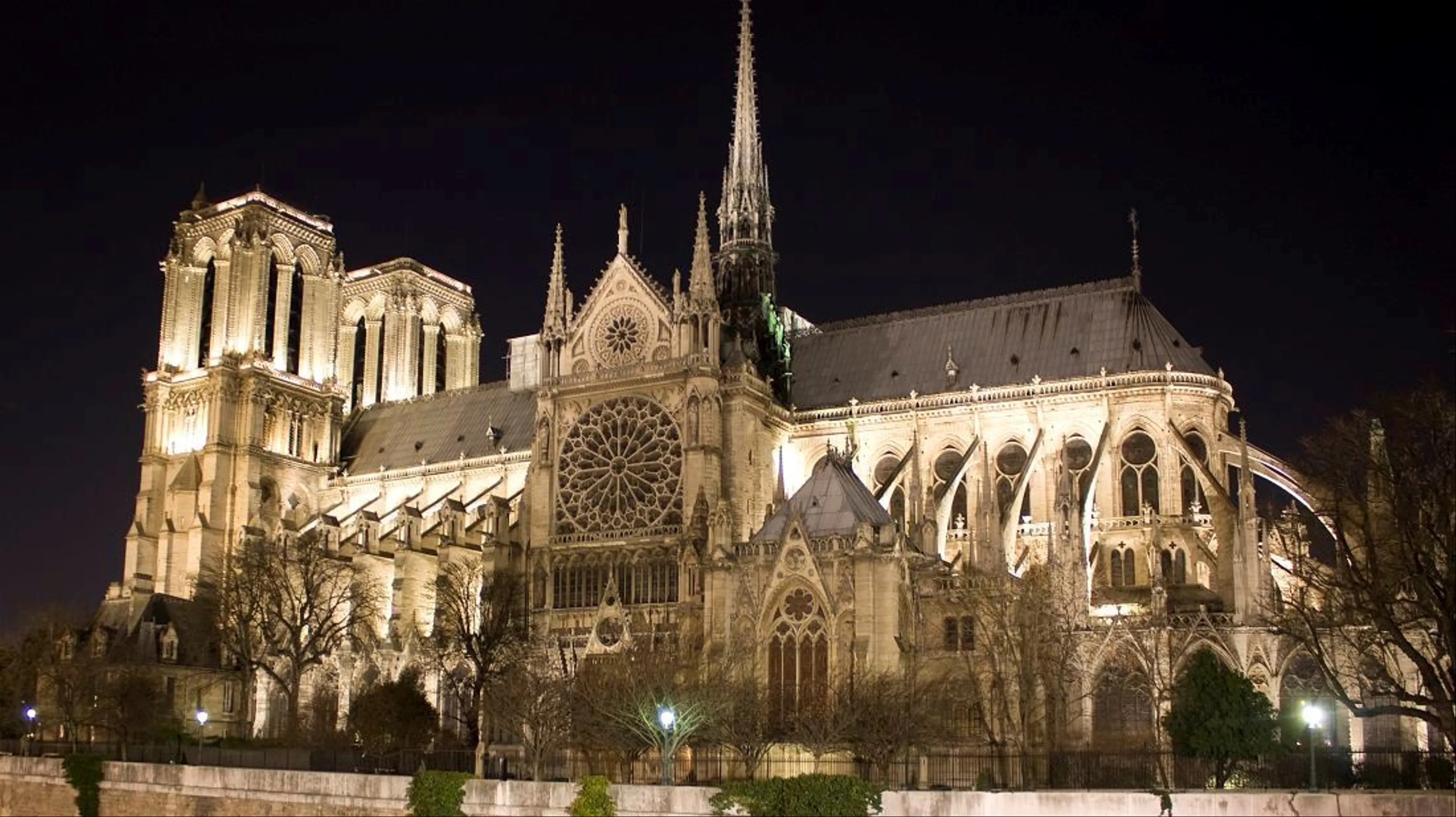 Khám phá Vẻ Đẹp Kiến Trúc Gothic của Nhà Thờ Đức Bà Paris